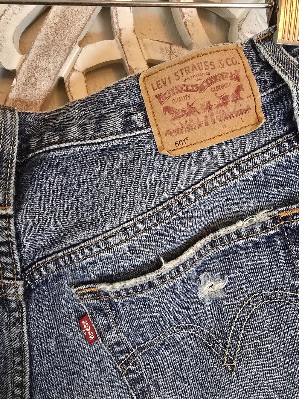 Levi's Women's 501 Distressed Denim Shorts Button Fly Frayed Hem 28 - Picture 7 of 11